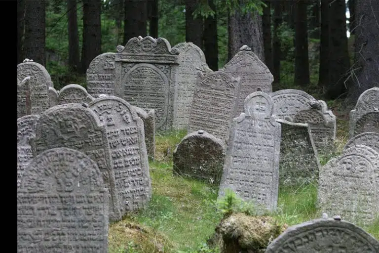 داستان‌های باورنکردنی پشت سنگ قبرهای تاریخی