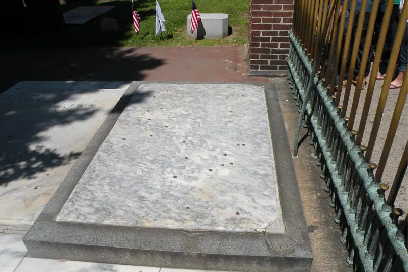 سنگ قبر بنجامین فرانکلین