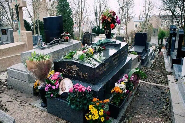 سنگ قبر در آرامستان