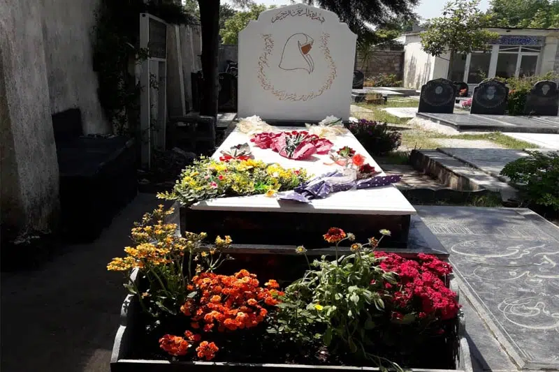 سنگ قبر در آرامستان