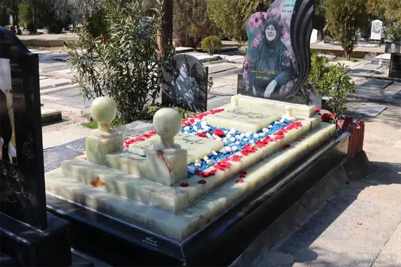 سنگ قبر در آرامستان