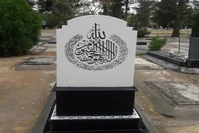 حکاکی آیات قرآن بر سنگ قبر