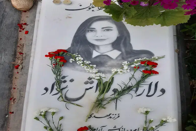 تصاویر روی سنگ قبرها