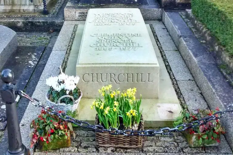 سنگ قبر شخصیت‌های بزرگ