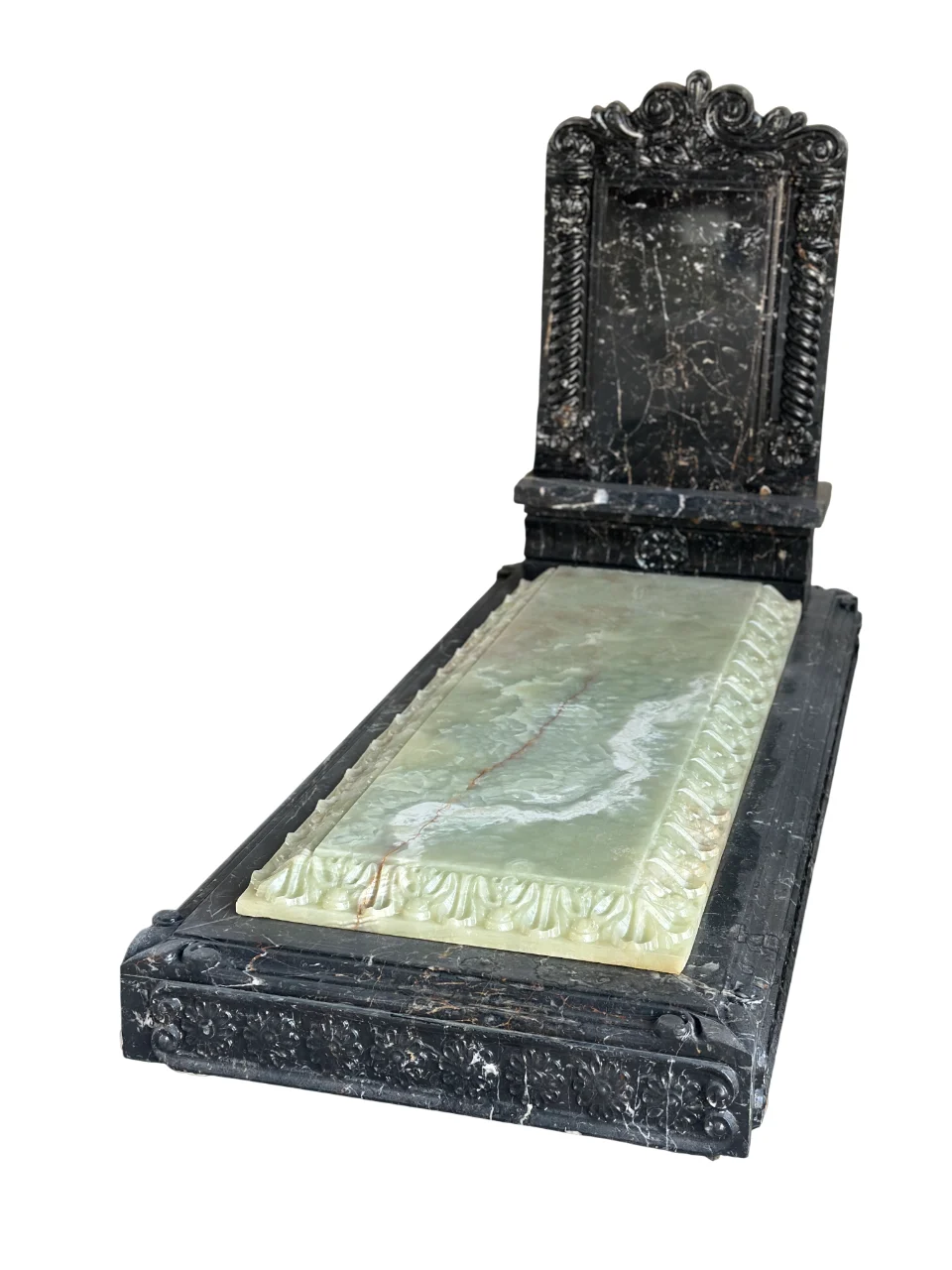 تلفیق دو سنگ خاص مرمر سبز با ضخامت قطور و ابزار خاص